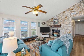 TV, fireplace - Alsup House in Jamaica Beach (Jamaica Beach)