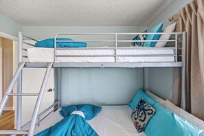 Iron/ironing board, WiFi, bed sheets - Alsup House in Jamaica Beach (Jamaica Beach)