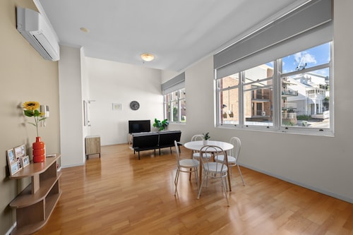 Modern 1-bed Apartment in Spring Hill