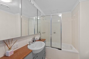 Apartment | Bathroom - Modern 1-bed Apartment in Spring Hill With Parking (Brisbane)