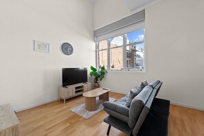 Apartment | Living room - Modern 1-bed Apartment in Spring Hill With Parking (Brisbane)