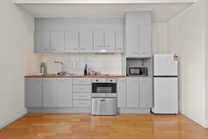 Apartment | Private kitchen - Modern 1-bed Apartment in Spring Hill With Parking (Brisbane)