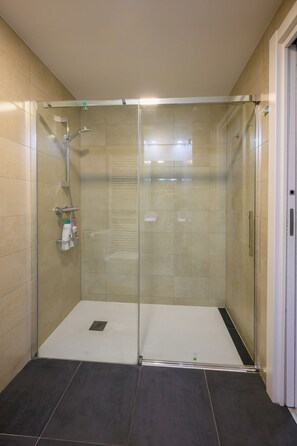 Shower, hair dryer, towels, soap - Apartamento Cervantino - Alcalá de Henares (Alcalá de Henares)