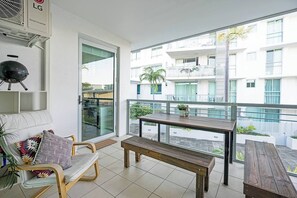 Outdoor dining - Pure Palm Beach Bliss at The Pavilions on Fifth (Palm Beach)