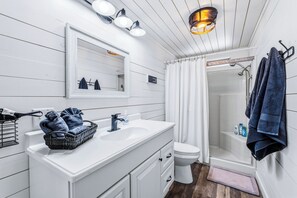 Shower, hair dryer, towels, soap - Remodeled 3 BDR across from the River Sleeps 10 (Bullhead City)