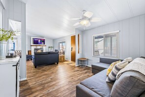 Een smart-tv en een open haard