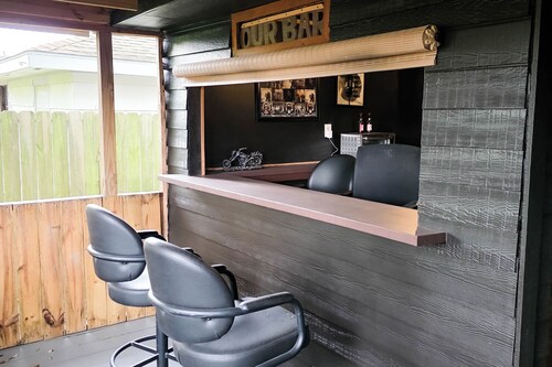 The Cornerstone - Private Houston Home w/ Gym, Bar & Game Room