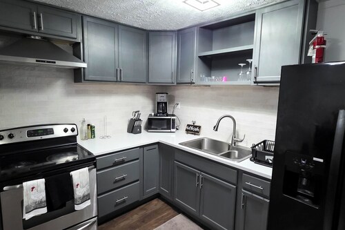 The Cornerstone - Private Houston Home w/ Gym, Bar & Game Room