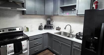 The Cornerstone - Private Houston Home w/ Gym, Bar & Game Room