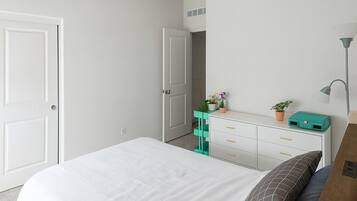 3 室のベッドルーム、デスク、アイロン / アイロン台、WiFi (無料)