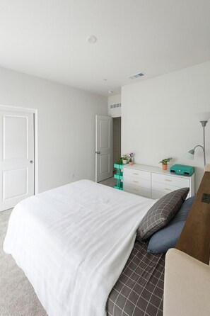 3 quartos, escrivaninha, ferros/tábuas de passar roupa