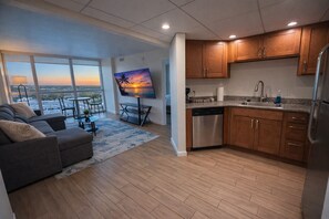Living area - Luxury in the Sky Downtown Fort Myers (Fort Myers)
