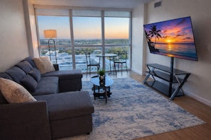 TV - Luxury in the Sky Downtown Fort Myers (Fort Myers)