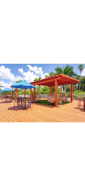 Outdoor dining - Luxury in the Sky Downtown Fort Myers (Fort Myers)