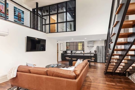 Smart TV, offices. Lehigh Suite - Urban Sanctuary Luxury Stay with Private Parking