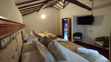 Habitación cuádruple estándar | Tabla de planchar con plancha y wifi gratis