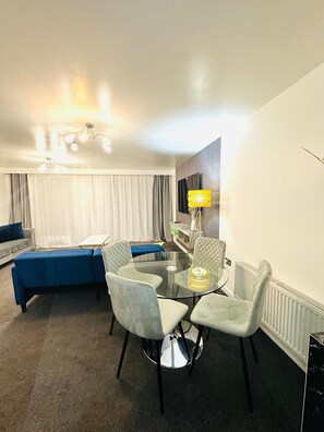 Smart TV - The Pheasant - Luxury 3-bedroom Apartment in Dartford (Dartford)