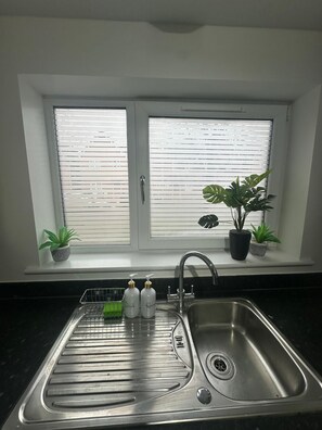 Fridge, oven, stovetop, dishwasher - The Pheasant - Luxury 3-bedroom Apartment in Dartford (Dartford)