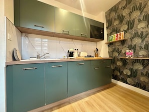 Fridge, microwave, stovetop, coffee/tea maker - Casa Mialet - Petit Écrin de Douceur au cœur de Brive (Brive-la-Gaillarde)