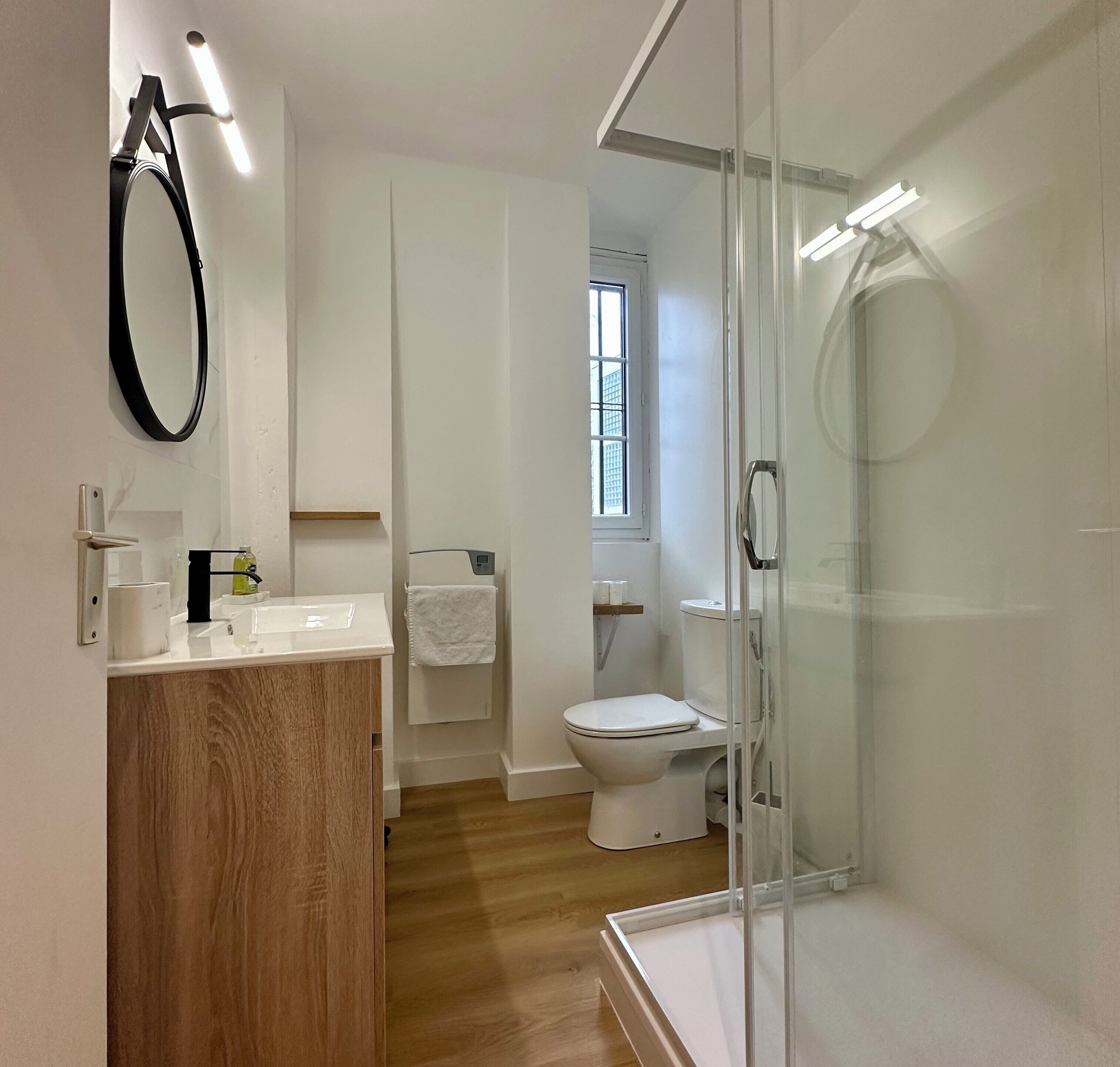 Douche, sèche-cheveux, serviettes fournies