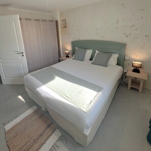 3 chambres, fer et planche à repasser, Wi-Fi, draps fournis