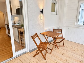 Une cuisine moderne avec des armoires blanches et un plan de travail en bois.