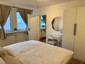 1 bedroom, desk, travel cot, free WiFi - Apartment SeeZeit - Top location & close to the lake (Friedrichshafen)