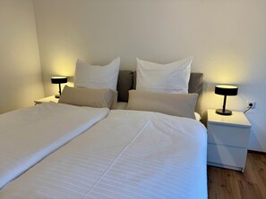 1 bedroom, desk, travel cot, free WiFi - Apartment SeeZeit - Top location & close to the lake (Friedrichshafen)