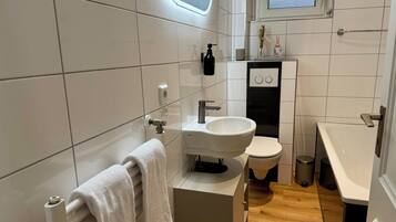 Haartrockner, Handtücher, Seife, Toilettenpapier