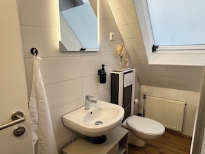 Sèche-cheveux, serviettes fournies, savon, papier toilette