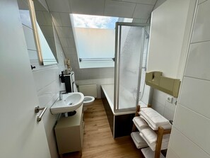 Sèche-cheveux, serviettes fournies, savon, papier toilette