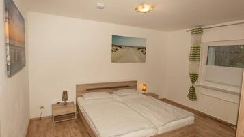 3 bedrooms, travel crib, free WiFi, bed sheets