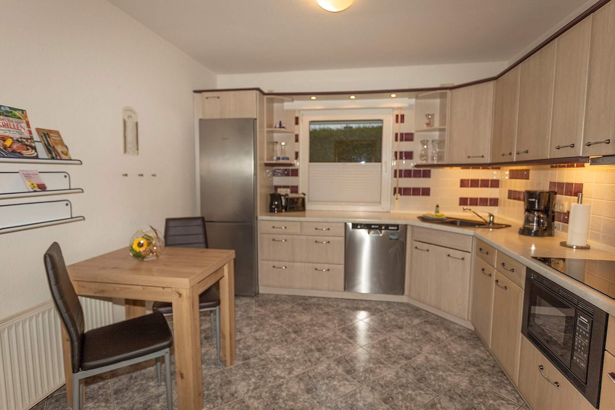 Wasserkocher mit Kaffee-/Teezubehör, Kühlschrank, Mikrowelle, Ofen