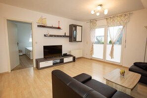 Smart TV, DVD player, books - Vacation apartment OG (Altenkirchen)