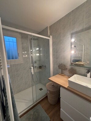 Shower, hair dryer, towels, soap - Charming house in the Domaine de la Forêt (La Teste-de-Buch)