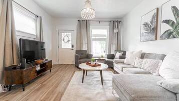 Deluxe House | Living area