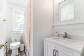 Deluxe huis | Badkamer | Gratis toiletartikelen, een haardroger, handdoeken, zeep