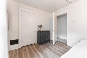 Iron/ironing board, free WiFi, bed sheets - Leonard1533Side (Indianapolis)