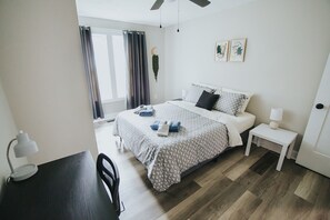 4 bedrooms, desk, WiFi, bed sheets - 12 Min Walk to Riverfront, Beautiful New Home (Wilmington)