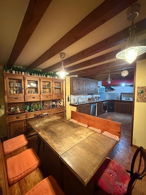 Dining - Mute Shelter (Beleña de Sorbe)