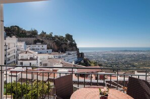 Outdoor dining - Perfectly located apartment with pool and incredible views (Mijas)