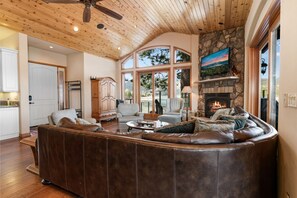 TV, fireplace - Boulder Cove։ Lakefront Estate (Big Bear Lake)
