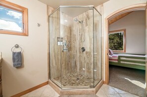 Hair dryer, towels - Boulder Cove։ Lakefront Estate (Big Bear Lake)