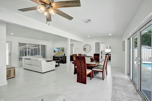 Walk To The Beach, 15 Minutes From Door To Sand, Heated Salt Water Pool