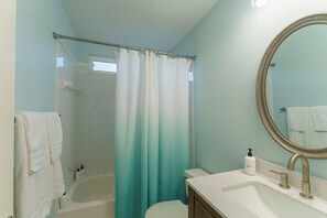 Hair dryer, towels, soap, toilet paper - Spacious 4-bedroom house in peaceful Austin, 10 min from airport (Austin)