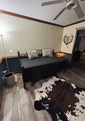 5 bedrooms, iron/ironing board, WiFi, bed sheets - PLENTY OF ROOM IN OUR PET FRIENDLY COZY 5 BEDROOM HOME IN A GREAT NEIGHBORHOOD (Kernersville)