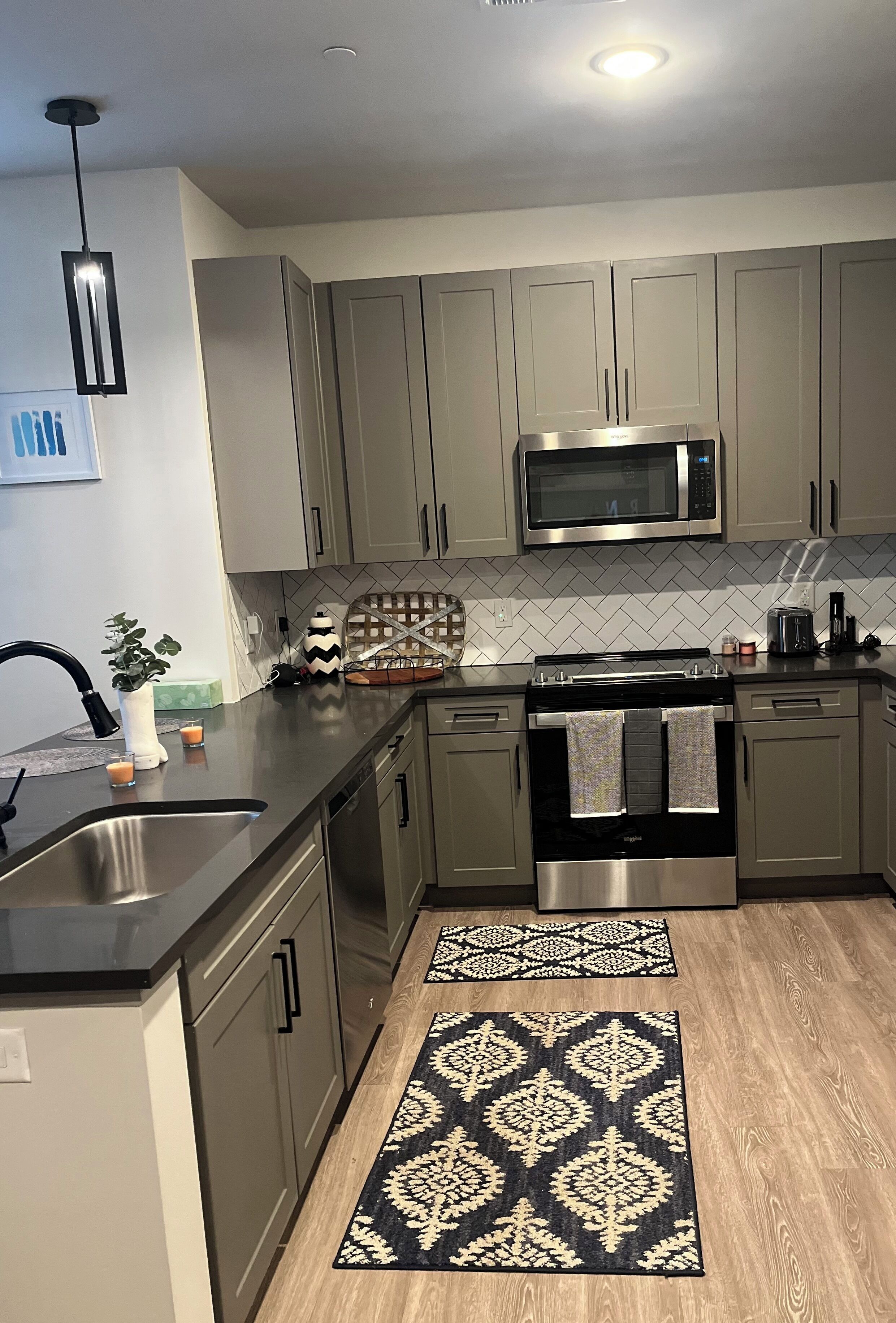 Mikrobølgeovn, ovn, kokeplater og oppvaskmaskin