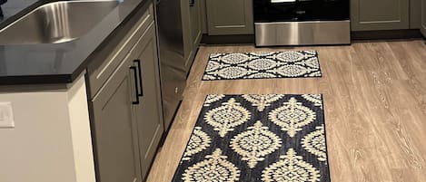 Mikrobølgeovn, ovn, kokeplater og oppvaskmaskin