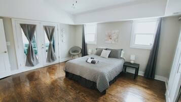4 bedrooms, desk, iron/ironing board, WiFi
