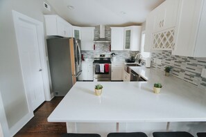 冷蔵庫、電子レンジ、コーヒー / ティーメーカー、調理器具と食器